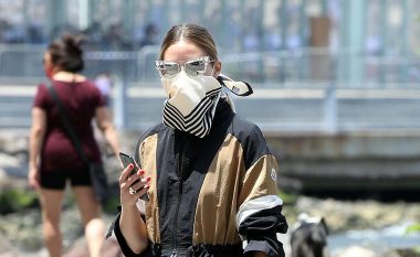Moda në kohën e pandemisë: Si të dukeni shkëlqyeshëm, por njëherësh edhe të mbroheni nga virusi!