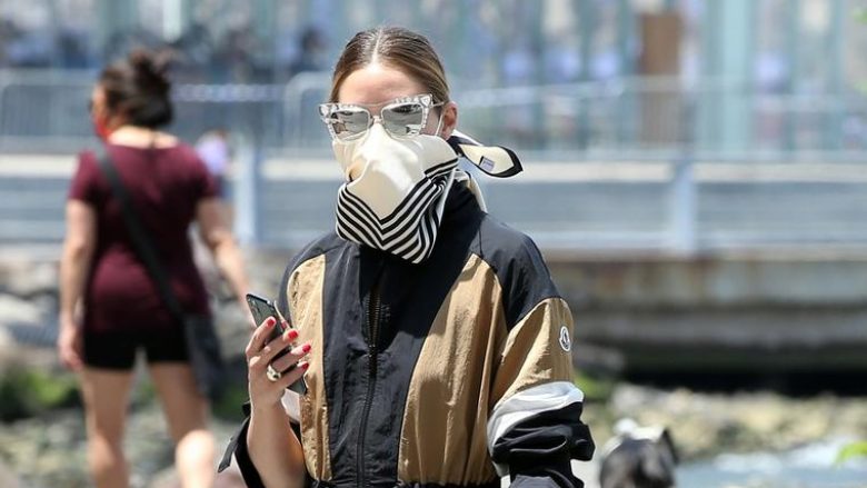 Moda në kohën e pandemisë: Si të dukeni shkëlqyeshëm, por njëherësh edhe të mbroheni nga virusi!