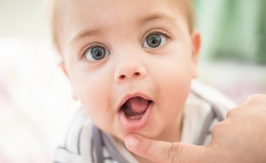 Si të dini që bebes suaj po i dalin dhëmbët?