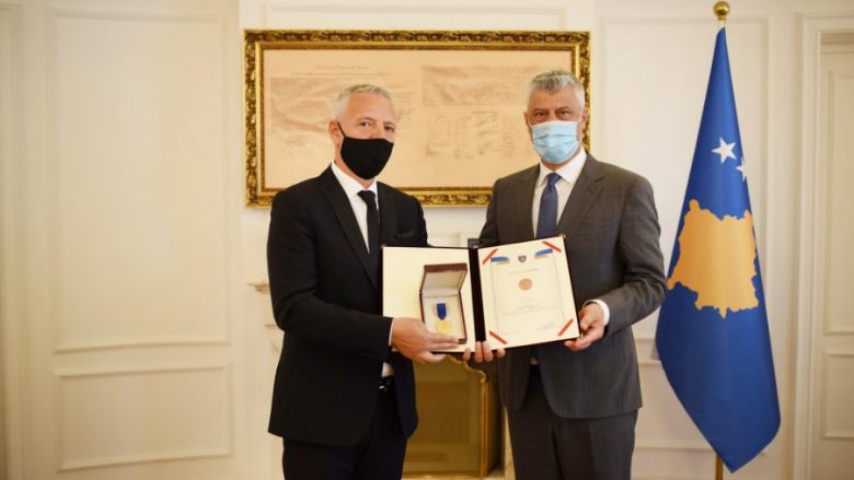 Presidenti Thaçi dekoron familjen Kryeziu me medaljen “Urdhri i Pavarësisë”