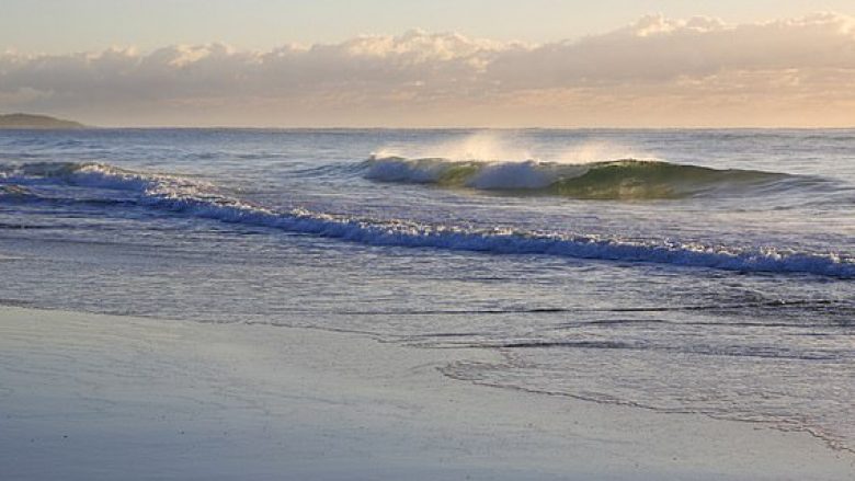 Sulmohet nga peshkaqeni derisa po bënte ‘surf’ në dallgë, ndërron jetë 17-vjeçari nga Australia