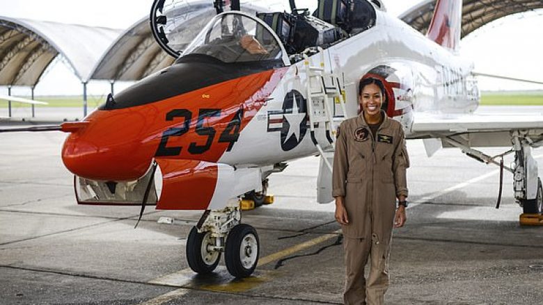 Oficerja e Marinës amerikane, u bë pilotja e parë me ngjyrë e një aeroplani ushtarak