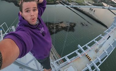 Adoleshenti rrezikon jetën për të pozuar në urën e ngushtë të Skocisë – 152 metra poshtë gjendet lumi i qytetit