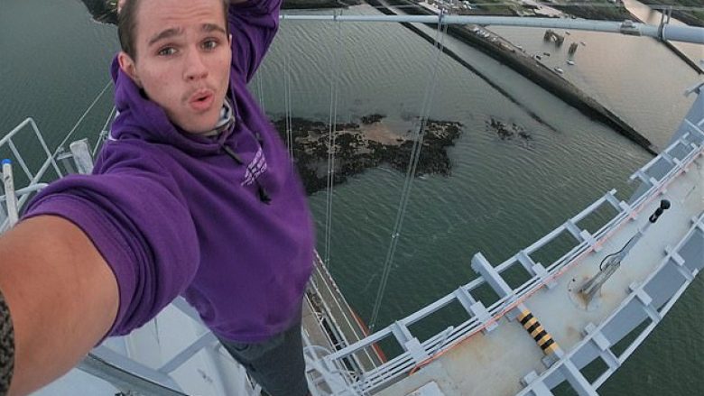 Adoleshenti rrezikon jetën për të pozuar në urën e ngushtë të Skocisë – 152 metra poshtë gjendet lumi i qytetit