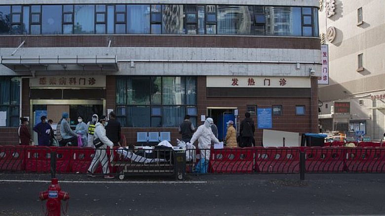 Punonjësi shëndetësor në Wuhan vdes pasi bie nga objekti i spitalit