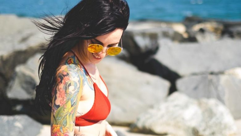 Zverdhen, ndryshojnë ngjyrën dhe pëlcasin: Si ta mbroni tatuazhin nga dielli?