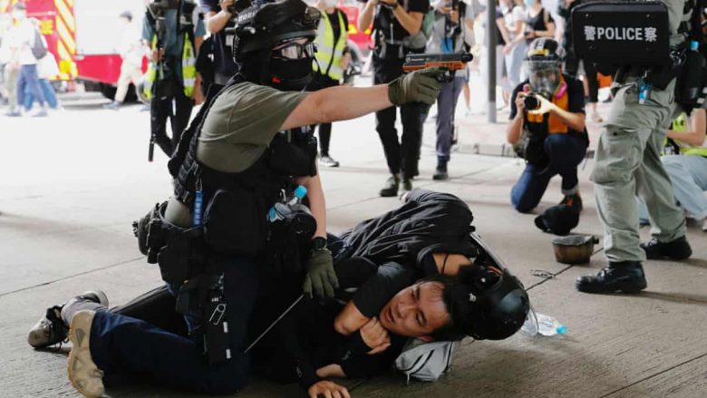 Afër 400 protestues arrestohen në Kinë për shkak të ligjit të ri – policia u hedh gaz lotsjellës dhe ujë për t’i shpërndarë ata