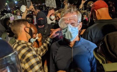 Kryetari i qytetit të Portlandit u bashkëngjitet protestuesve anti-Trump, por e pëson nga gazi lotsjellës