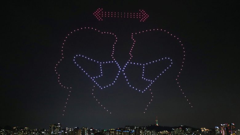 Qindra drone ndriçojnë qiellin e Koresë së Jugut me mesazhe për coronavirusin