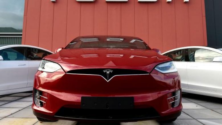 Tesla kapërcen Toyota si prodhuesi më i vlefshëm