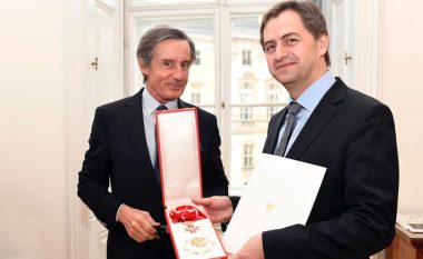 Medalje Nderi për ambasadorin Sami Ukelli, Shoqata e miqve të Kosovës në Austri e uron