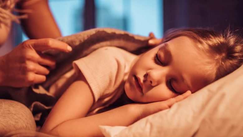 Si t’i ndihmoni fëmijët të flenë vetëm? Psikologët sugjerojnë shtatë këshilla që nuk duhen humbur