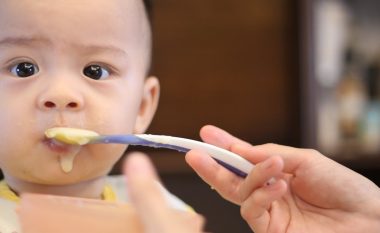 Përse bebet që nga muaji i katërt duhet të konsumojnë kikirikë dhe vezë?