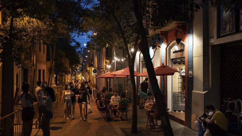 Rajoni i Katalonjës në Spanjë do të mbyllë baret dhe klubet e natës, si masë preventive nga coronavirusi