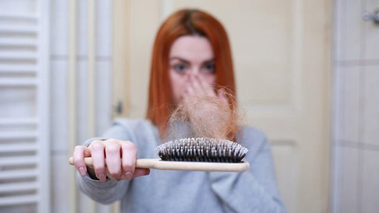 COVID-19: Misteri i rënies së flokëve