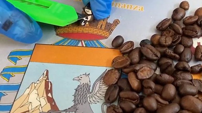 Policia në Itali identifikon një pako kafe, që brenda “kokërrave” kishte kokainë