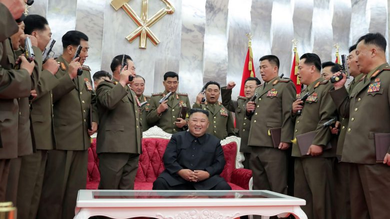 Kim Jong-un “del prej vetes” pozon ne stilin “mafioz”