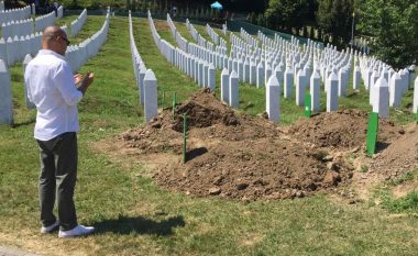 Varrosen mbetjet mortore të nëntë viktimave të gjenocidit në Srebrenicë