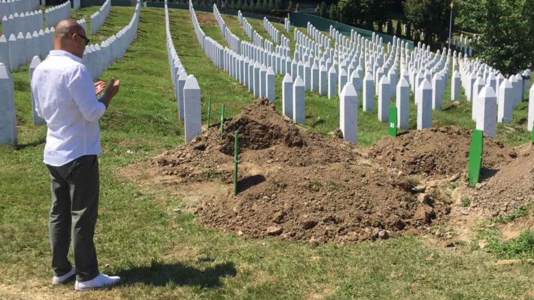 Varrosen mbetjet mortore të nëntë viktimave të gjenocidit në Srebrenicë