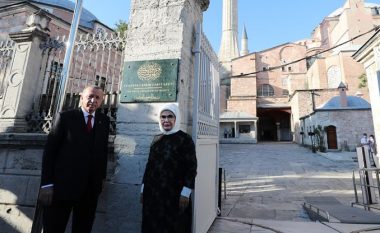 Erdogan viziton Aja Sofia-n për herë të dytë para hapjes, shpalos tabelën e re me emrin e xhamisë