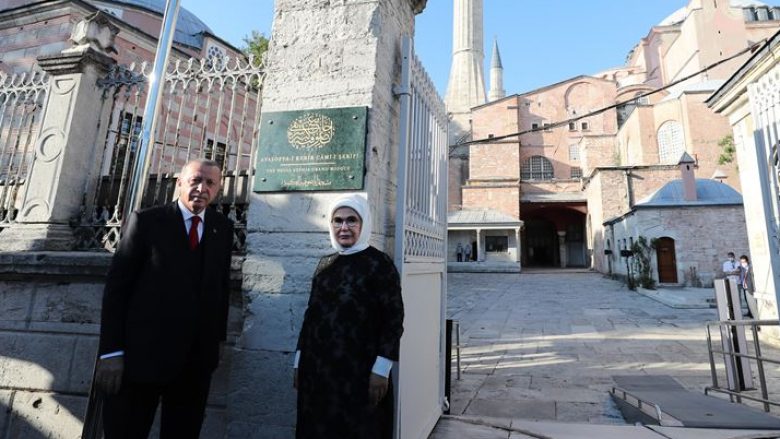 Erdogan viziton Aja Sofia-n për herë të dytë para hapjes, shpalos tabelën e re me emrin e xhamisë