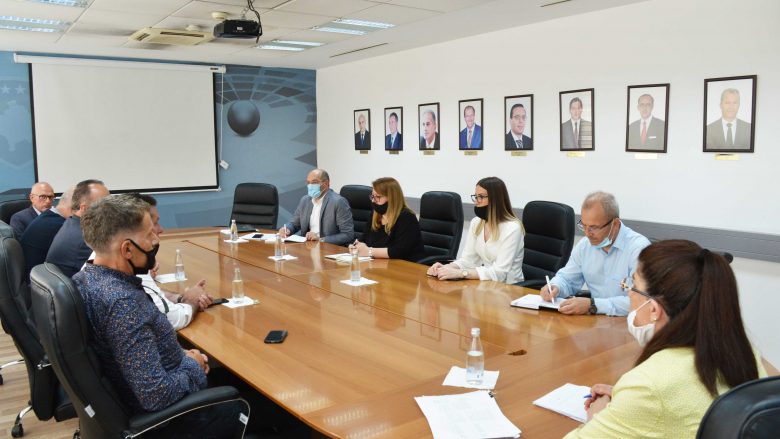 Bajrami priti në takim përfaqësuesit e Aleancës Kosovare të Bizneseve, diskutojnë për situatën ekonomike