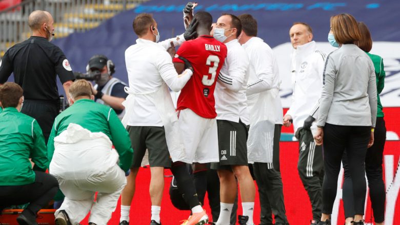 Lëndimi i frikshëm në kokë i Eric Baillyt, në gjysmëfinalen e Kupës FA