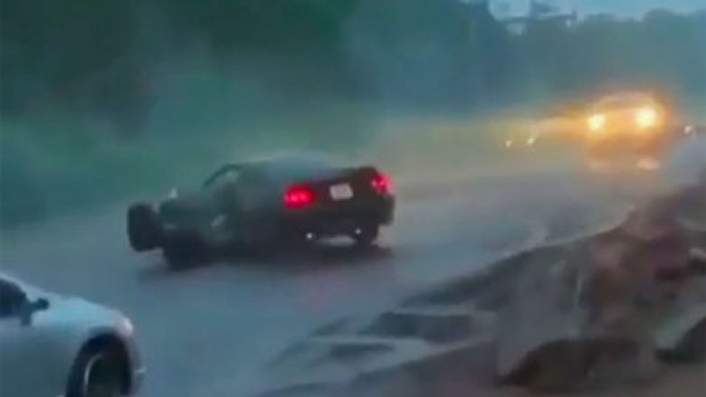 Ford Mustang “hedh” shoferin jashtë makinës dhe pastaj bie në shkurre