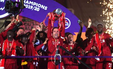 Momente nga festa e Liverpoolit – Henderson ngitë lartë trofeun që klubi e priti 30 vite