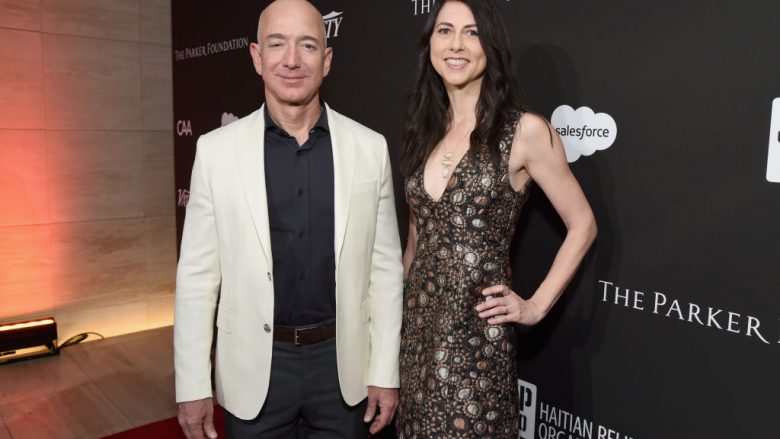 Pas divorcit me Jeff Bezos, ish-bashkëshortja e tij MacKenzie Scott ka dhuruar 1.7 miliard dollarë për bamirësi