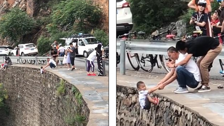 Burri nga Kina e mbanë djalin e tij të varur buzë një shkëmbi në Pekin, vetëm për një fotografi