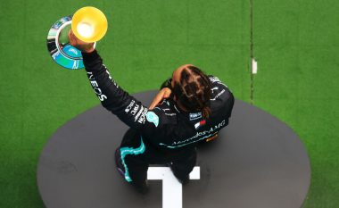 Hamilton fiton garën në Hungari, ngjitet në krye
