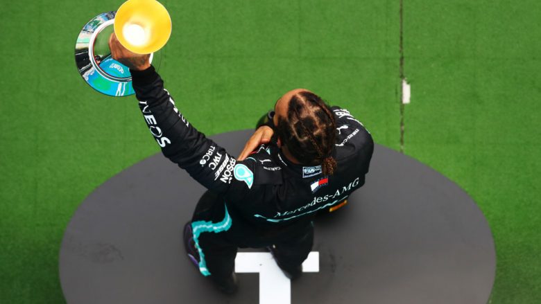 Hamilton fiton garën në Hungari, ngjitet në krye