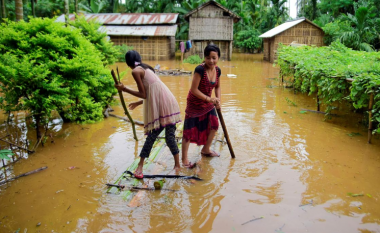 Përmbytjet në Indi dhe Nepal, vendet shpërngulin rreth katër milionë banorë nga zona, ndërsa raportohet për 189 të vdekur
