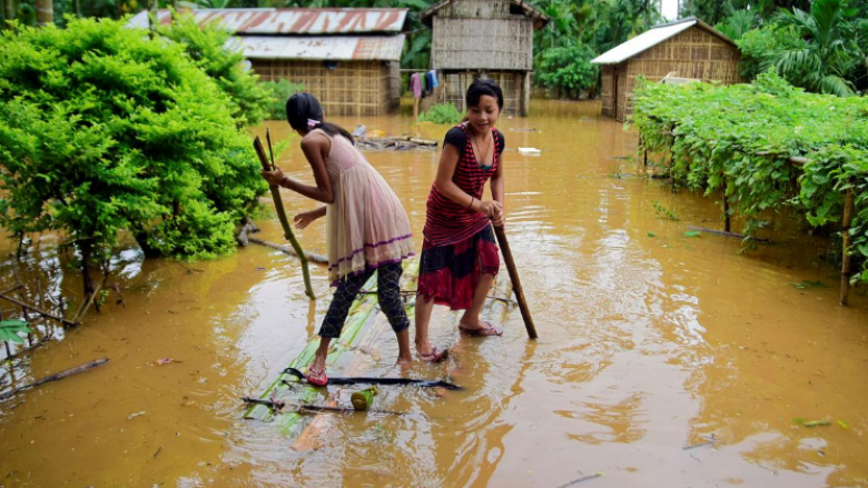 Përmbytjet në Indi dhe Nepal, vendet shpërngulin rreth katër milionë banorë nga zona, ndërsa raportohet për 189 të vdekur