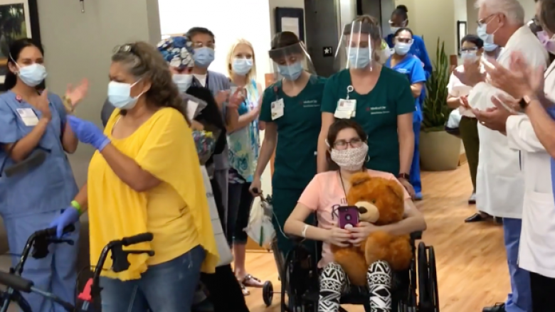 Pati përfunduar në kujdesin intensiv për shkak të coronavirusit – 24 vjeçarja nga Teksasi ka një mesazh për të gjithë ata që nuk e vendosin maskën