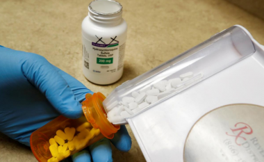OBSH ndalon testimet për hydroxychloroquine dhe ilaçeve kundër HIV, pas dështimit për të zvogëluar vdekjen tek pacientët me COVID-19