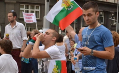 Bullgarët në protesta, pavarësisht se qeveria i mbijetoi një mocioni mosbesimi