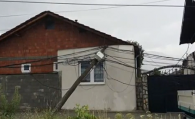 Erërat e fuqishme rrëzojnë shtyllat elektrike, mbi 50 shtëpi mbesin pa rrymë në Prizren