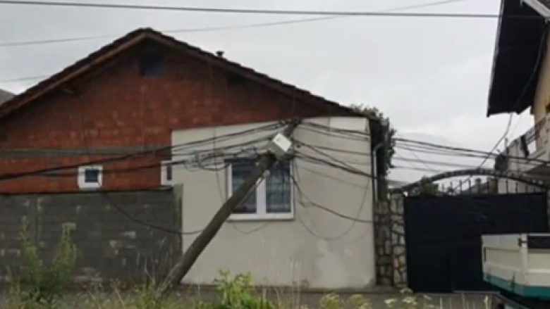 Erërat e fuqishme rrëzojnë shtyllat elektrike, mbi 50 shtëpi mbesin pa rrymë në Prizren