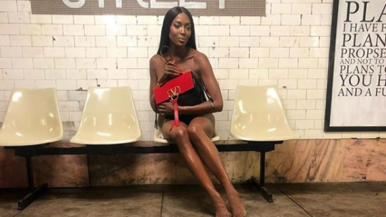 Seti artistik i Naomi Campbell, pozon tërësisht e zhveshur për Valentino në metro