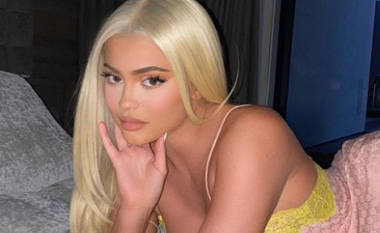 Kylie Jenner zbulon tatuazhin e ri dedikuar vajzës së saj, Storm