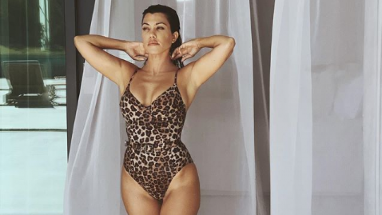 Kourtney Kardashian duket mahnitëse në rrobabanjet nga marka e Khloe