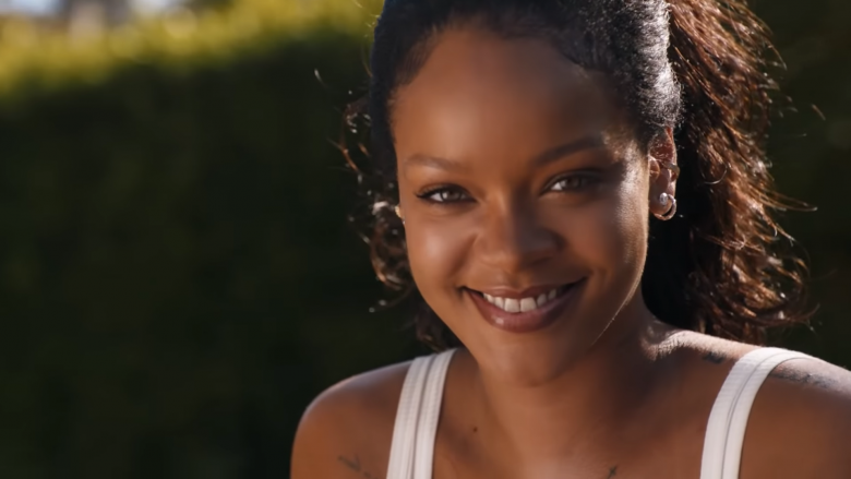 Rihanna fillon postimin e fotove të para për markën Fenty Skin
