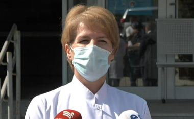 Drejtoresha e Infektivës: Pacientët me coronavirus po vijnë me manifestime të rënda klinike, qytetarët t’i respektojnë masat