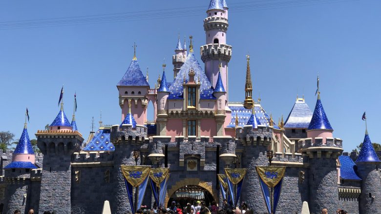 Vizita e parë brenda Disneyland Paris përpara hapjes, më 15 korrik