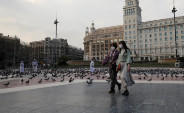 Spanja rihap kufijtë për turistët e vaksinuar