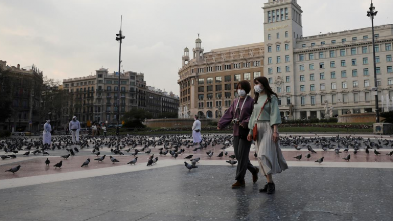 Spanja rihap kufijtë për turistët e vaksinuar