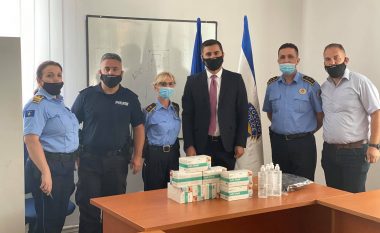 Shtabi Emergjent Komunal furnizon me maska Stacionin Policor në Vushtrri