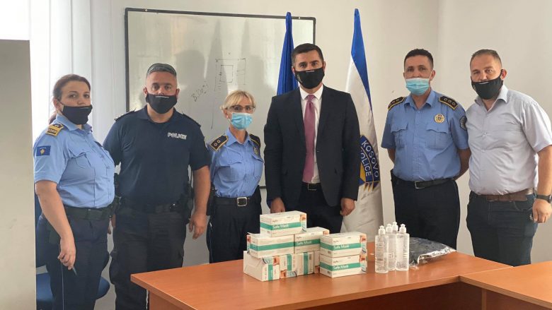 Shtabi Emergjent Komunal furnizon me maska Stacionin Policor në Vushtrri